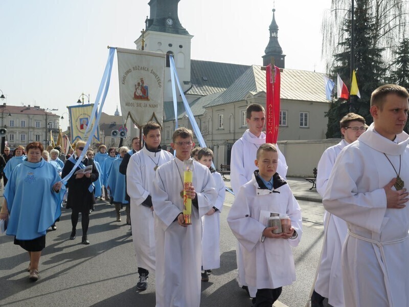 Zdjęcie 40: Kolejna procesja przeszła ulicami miasta. 1050-lecie Chrztu Polski w Piotrkowie