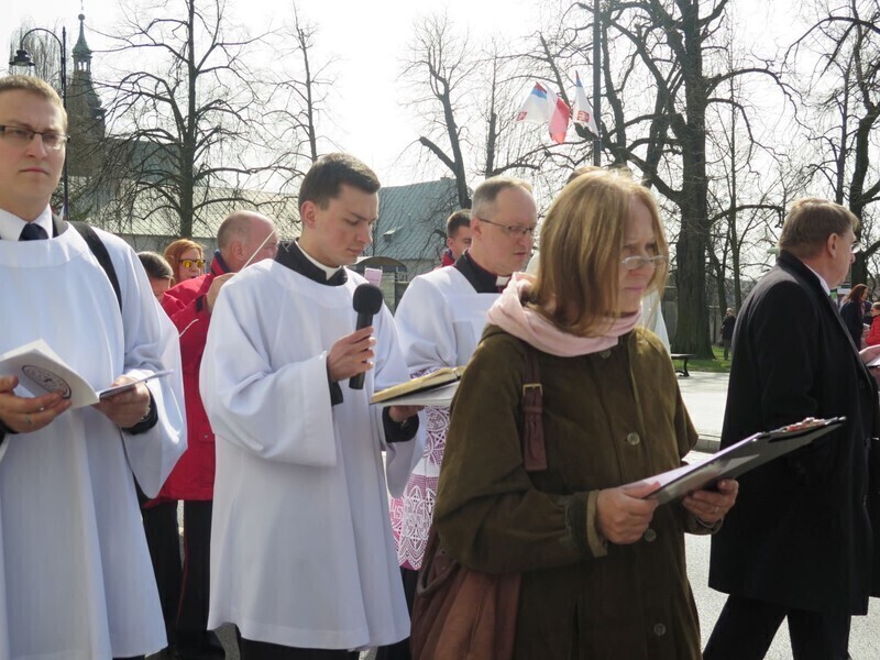 Zdjęcie 41: Kolejna procesja przeszła ulicami miasta. 1050-lecie Chrztu Polski w Piotrkowie