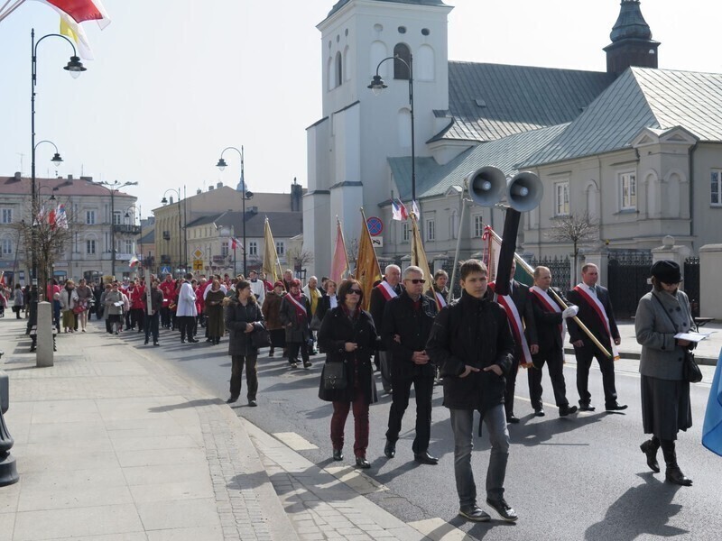 Zdjęcie 42: Kolejna procesja przeszła ulicami miasta. 1050-lecie Chrztu Polski w Piotrkowie
