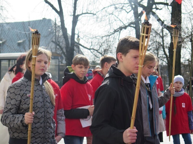 Zdjęcie 43: Kolejna procesja przeszła ulicami miasta. 1050-lecie Chrztu Polski w Piotrkowie
