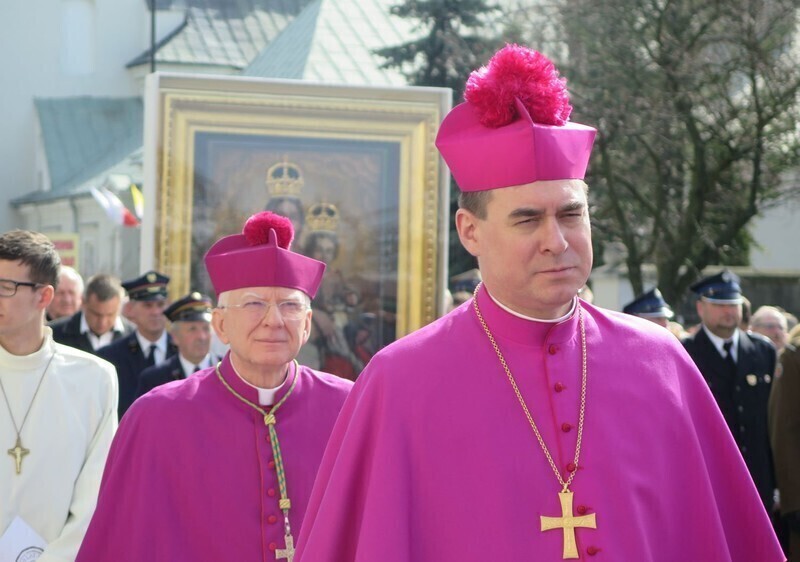 Zdjęcie 44: Kolejna procesja przeszła ulicami miasta. 1050-lecie Chrztu Polski w Piotrkowie