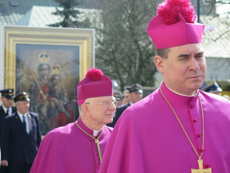 Zdjęcie 45: Kolejna procesja przeszła ulicami miasta. 1050-lecie Chrztu Polski w Piotrkowie