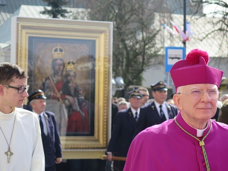 Zdjęcie 46: Kolejna procesja przeszła ulicami miasta. 1050-lecie Chrztu Polski w Piotrkowie