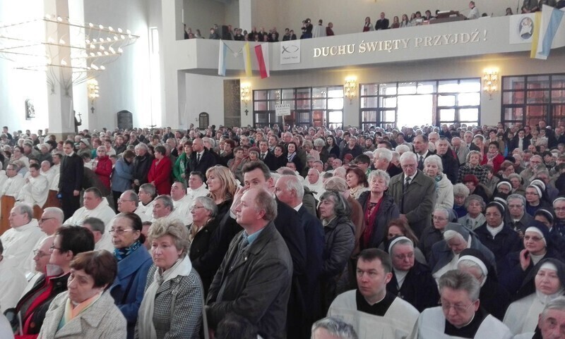 Zdjęcie 47: Kolejna procesja przeszła ulicami miasta. 1050-lecie Chrztu Polski w Piotrkowie