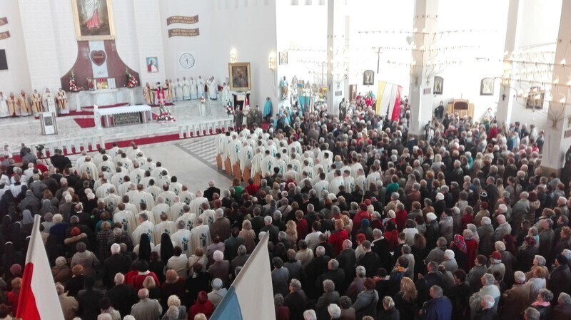 Zdjęcie 48: Kolejna procesja przeszła ulicami miasta. 1050-lecie Chrztu Polski w Piotrkowie