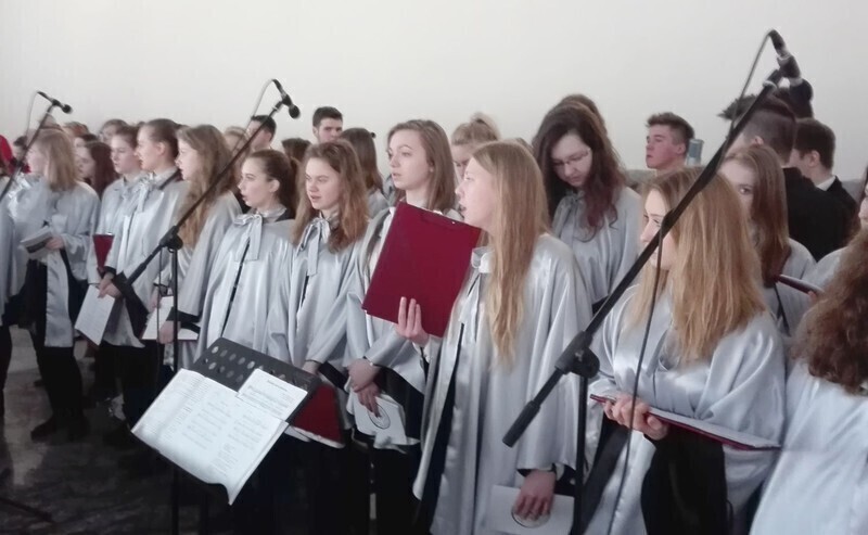 Zdjęcie 50: Kolejna procesja przeszła ulicami miasta. 1050-lecie Chrztu Polski w Piotrkowie