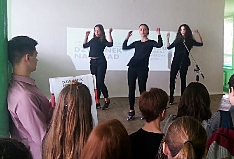 Zdjęcie 4: Dzwonek na obiad w Gimnazjum nr 4 