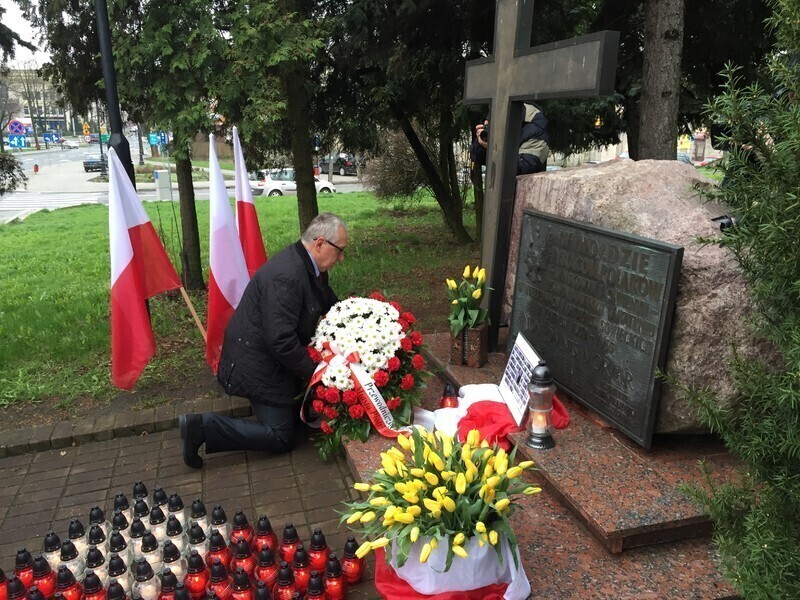 Zdjęcie 5: Oddali hołd ofiarom katastrofy smoleńskiej