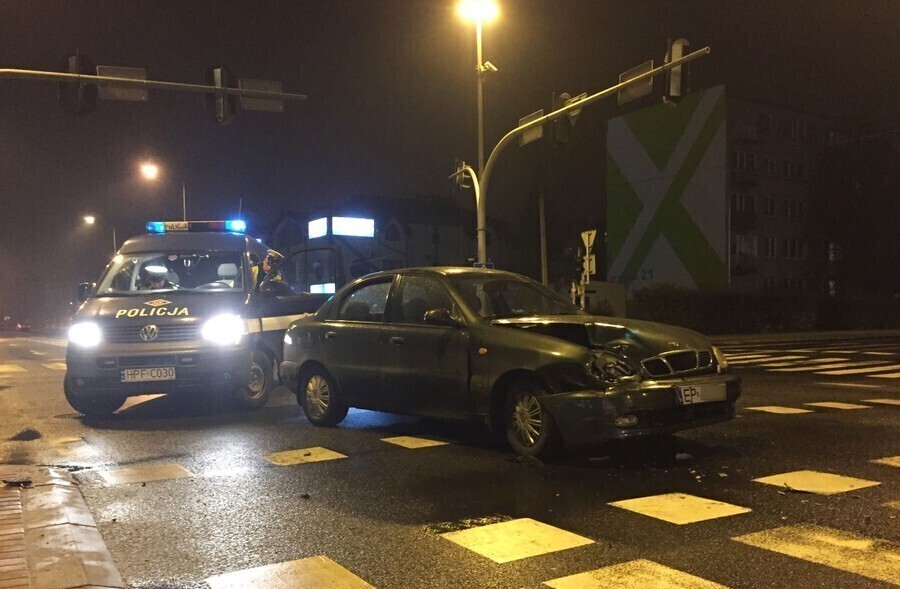 Zdjęcie 1: Zderzenie na skrzyżowaniu Słowackiego/Kostromska 