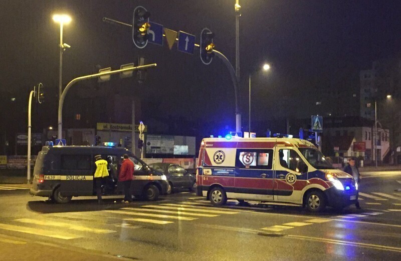 Zdjęcie 2: Zderzenie na skrzyżowaniu Słowackiego/Kostromska 