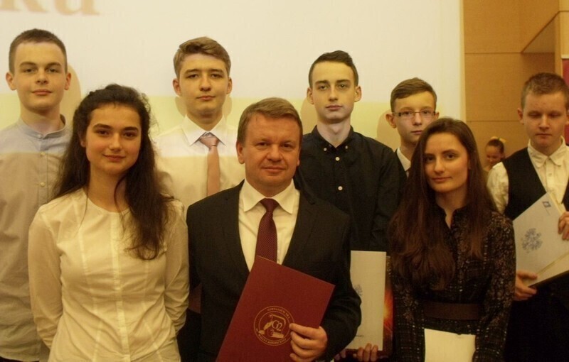 Zdjęcie 3: Najlepsi gimnazjaliści z Piotrkowa nagrodzeni przez kuratora oświaty 