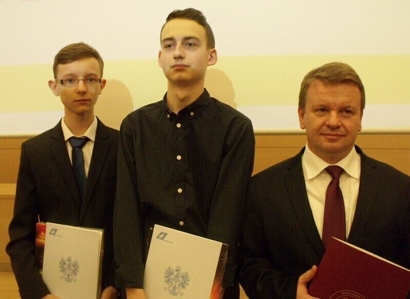 Zdjęcie 5: Najlepsi gimnazjaliści z Piotrkowa nagrodzeni przez kuratora oświaty 