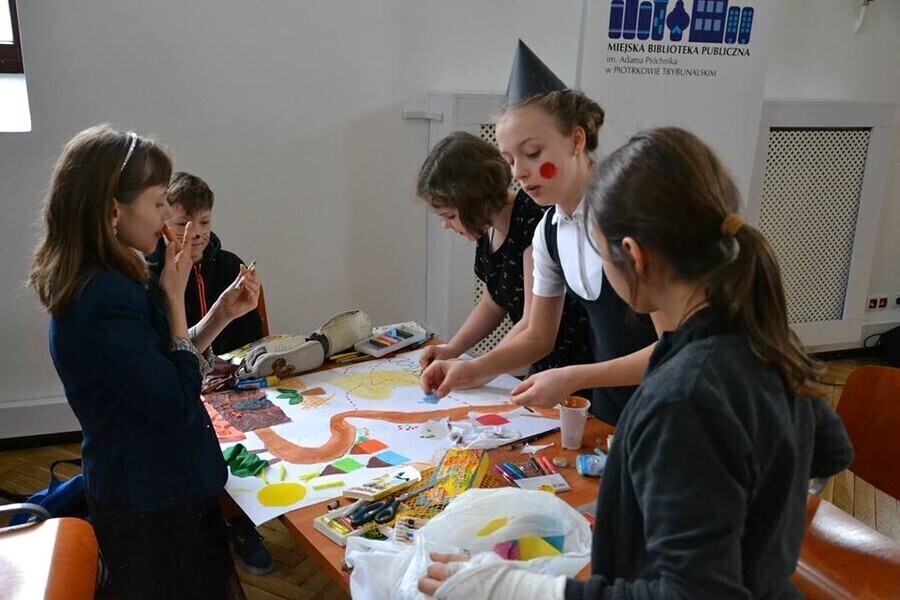 Zdjęcie 1: Czytanie na wielkim ekranie. Wygrała SP 12