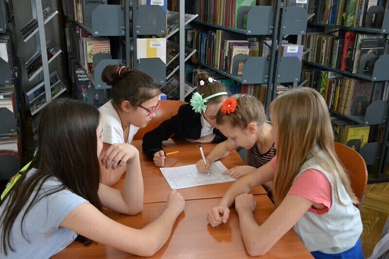 Zdjęcie 3: Czytanie na wielkim ekranie. Wygrała SP 12