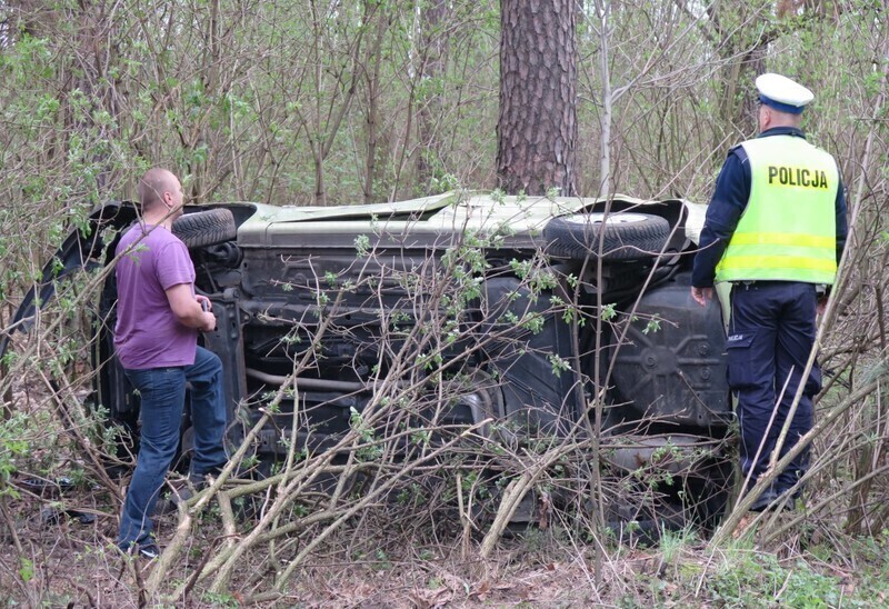 Zdjęcie 2: Wypadek przed Poniatowem. Fiesta wylądowała w lesie