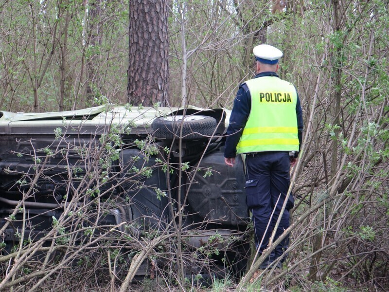 Zdjęcie 10: Wypadek przed Poniatowem. Fiesta wylądowała w lesie