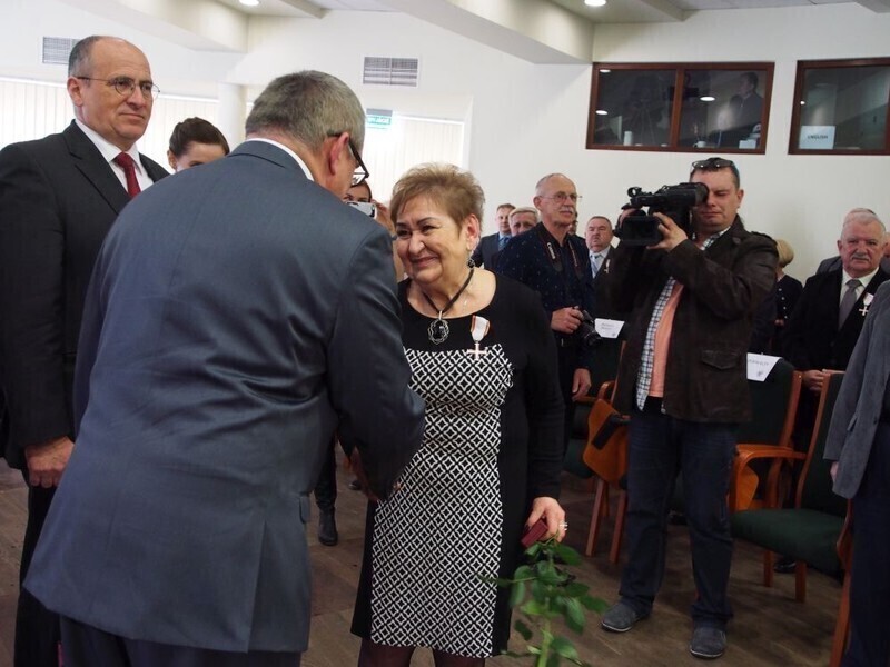 Zdjęcie 3: Ewa Juszko-Pałubska odznaczona Krzyżem Wolności i Solidarności  [video]