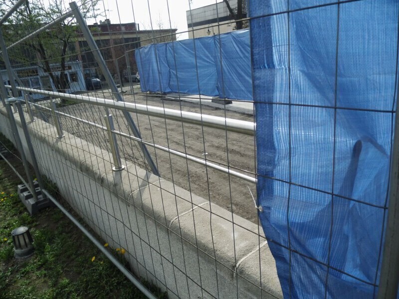 Zdjęcie 2: Naprawiają fontannę w parku