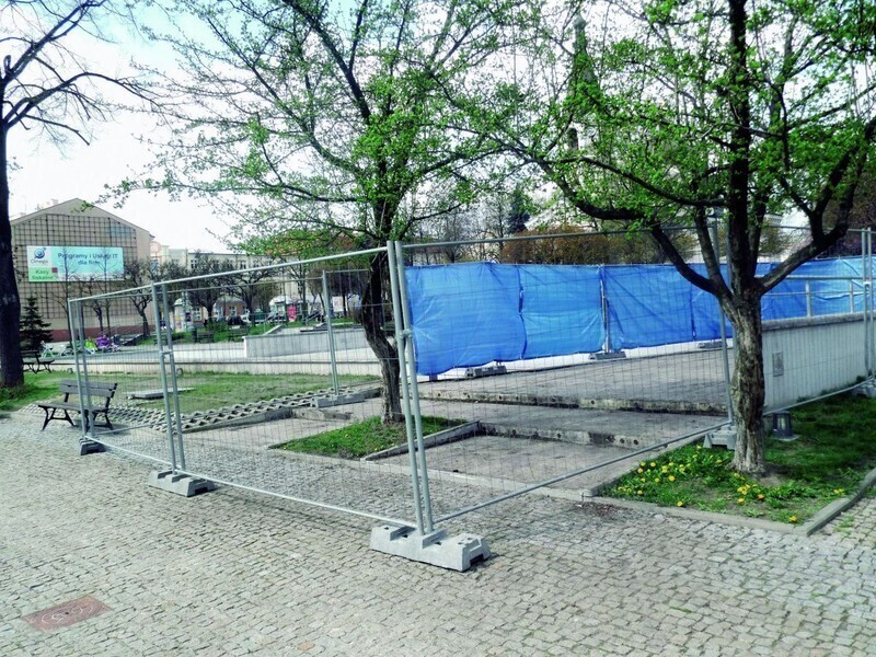 Zdjęcie 3: Naprawiają fontannę w parku