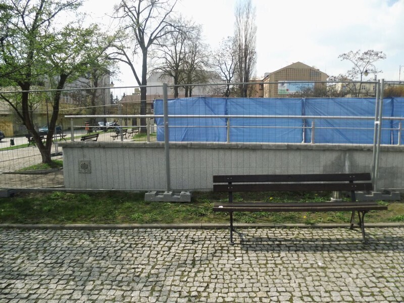 Zdjęcie 4: Naprawiają fontannę w parku