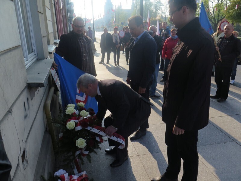 Złożyli wiązankę i pojechali na demonstrację do Warszawy
