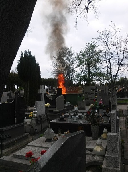 Na cmentarzu spłonął kontener