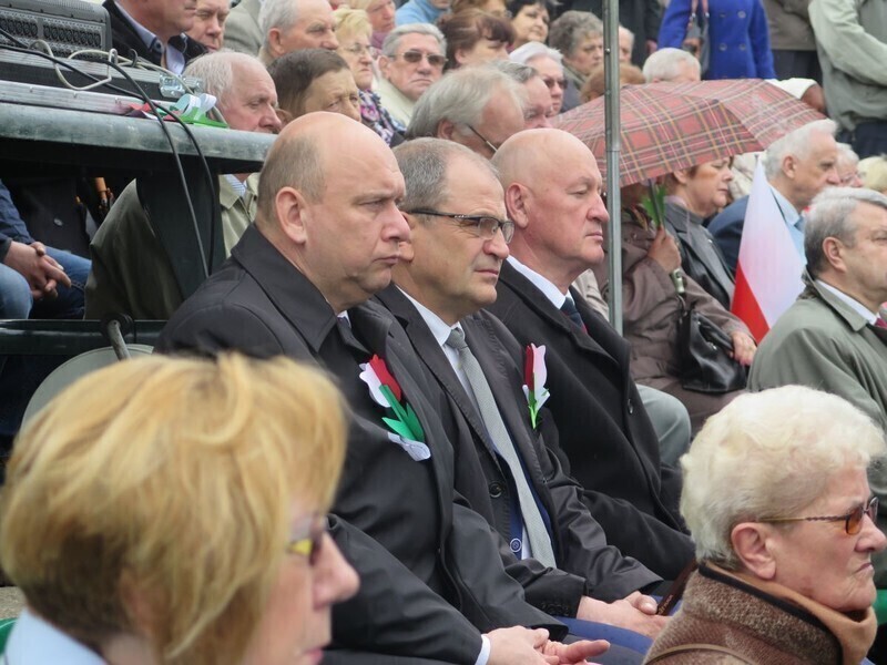 Zdjęcie 2: Msza w amfiteatrze w strugach deszczu 