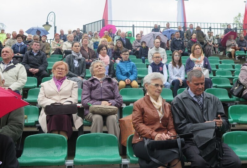 Zdjęcie 3: Msza w amfiteatrze w strugach deszczu 