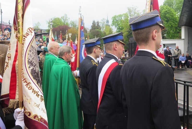 Zdjęcie 6: Msza w amfiteatrze w strugach deszczu 