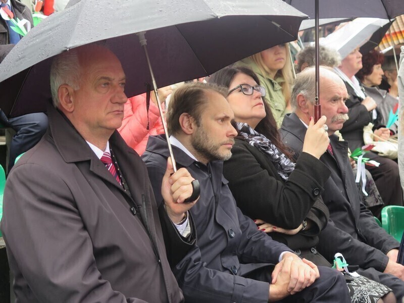 Zdjęcie 7: Msza w amfiteatrze w strugach deszczu 