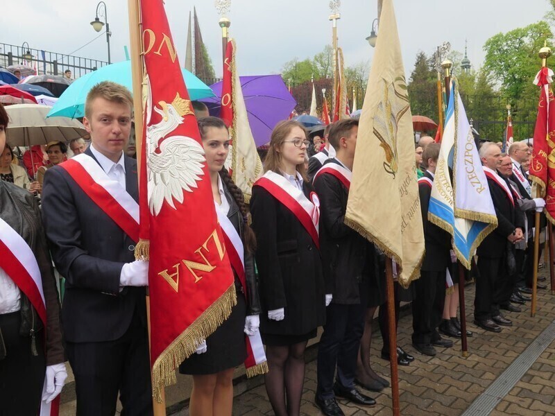 Zdjęcie 8: Msza w amfiteatrze w strugach deszczu 