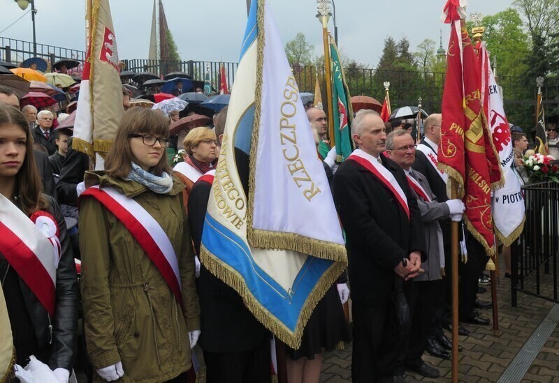 Zdjęcie 9: Msza w amfiteatrze w strugach deszczu 