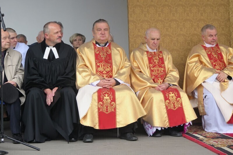 Zdjęcie 10: Msza w amfiteatrze w strugach deszczu 