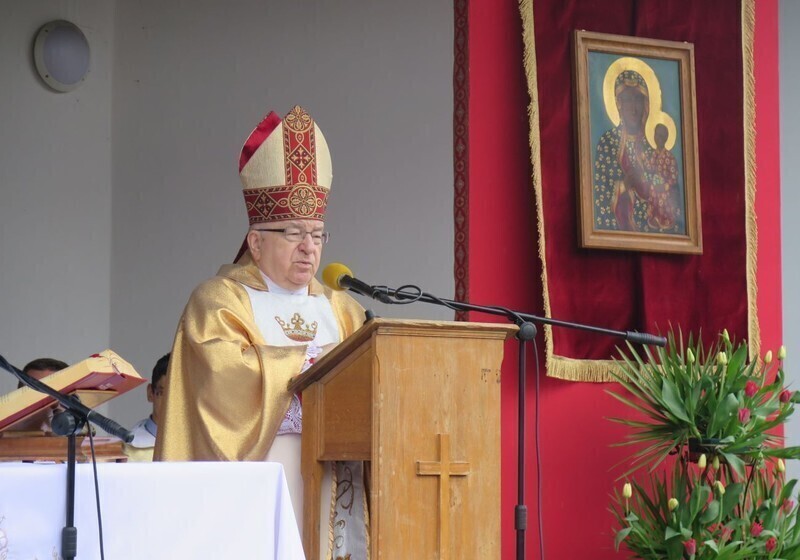 Zdjęcie 11: Msza w amfiteatrze w strugach deszczu 