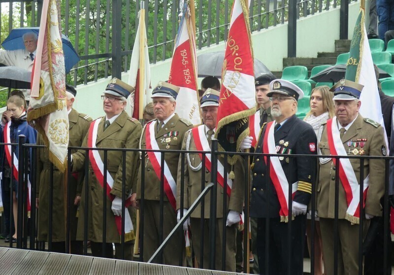 Zdjęcie 13: Msza w amfiteatrze w strugach deszczu 