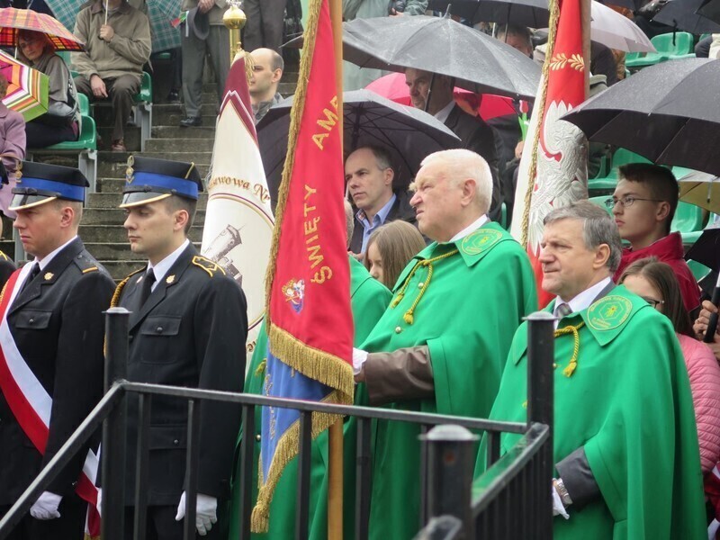 Zdjęcie 14: Msza w amfiteatrze w strugach deszczu 