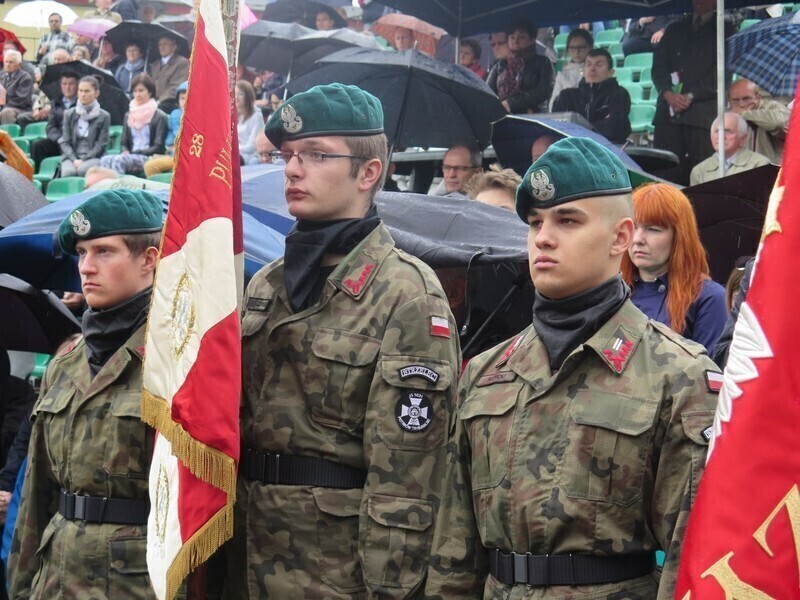 Zdjęcie 15: Msza w amfiteatrze w strugach deszczu 