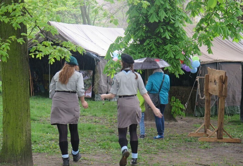 Zdjęcie 16: Msza w amfiteatrze w strugach deszczu 