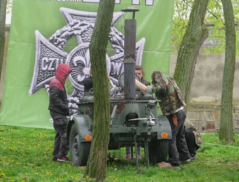 Zdjęcie 17: Msza w amfiteatrze w strugach deszczu 