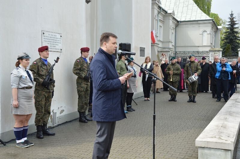 Zdjęcie 19: Msza w amfiteatrze w strugach deszczu 