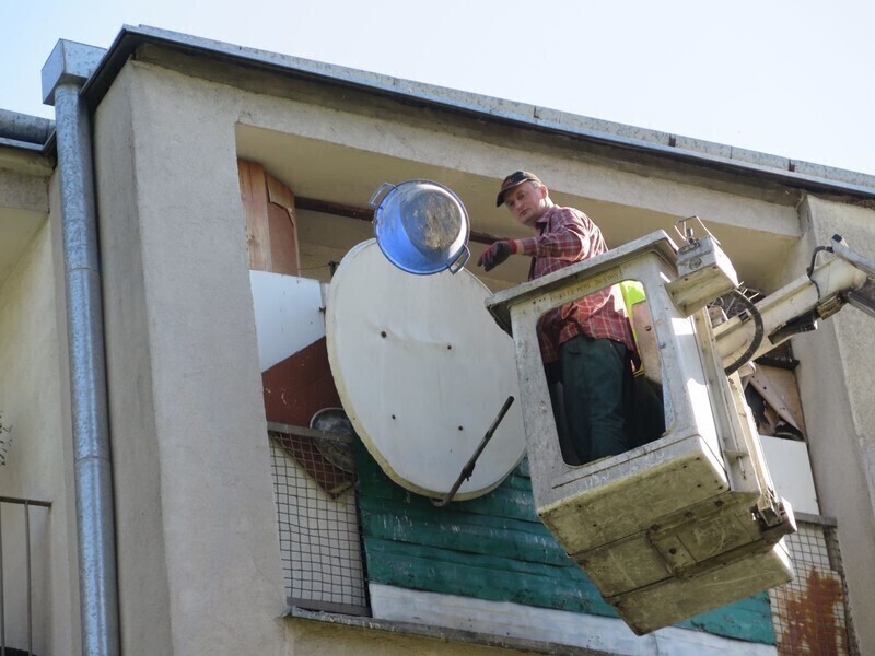 Zdjęcie 1: Zbiera śmieci w piwnicy. Sąsiedzi mówią dość! 