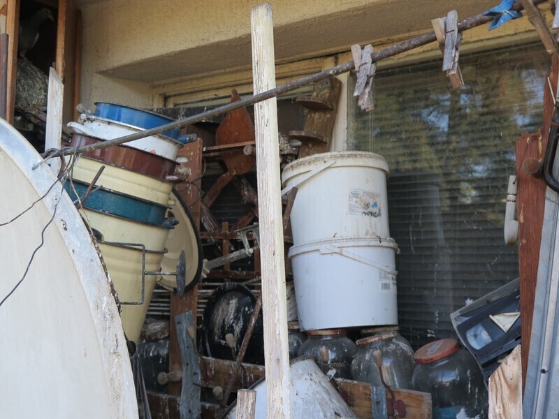 Zdjęcie 2: Zbiera śmieci w piwnicy. Sąsiedzi mówią dość! 