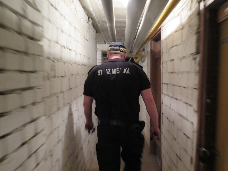 Zdjęcie 9: Zbiera śmieci w piwnicy. Sąsiedzi mówią dość! 