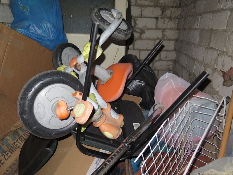 Zdjęcie 10: Zbiera śmieci w piwnicy. Sąsiedzi mówią dość! 