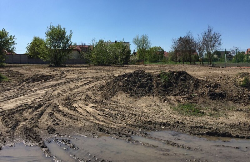 Zdjęcie 2: Wybudowali boisko, ale czyim kosztem?