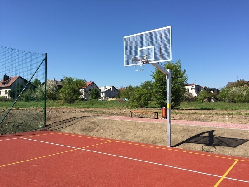 Zdjęcie 3: Wybudowali boisko, ale czyim kosztem?