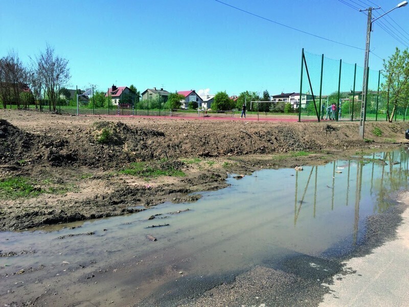 Zdjęcie 5: Wybudowali boisko, ale czyim kosztem?