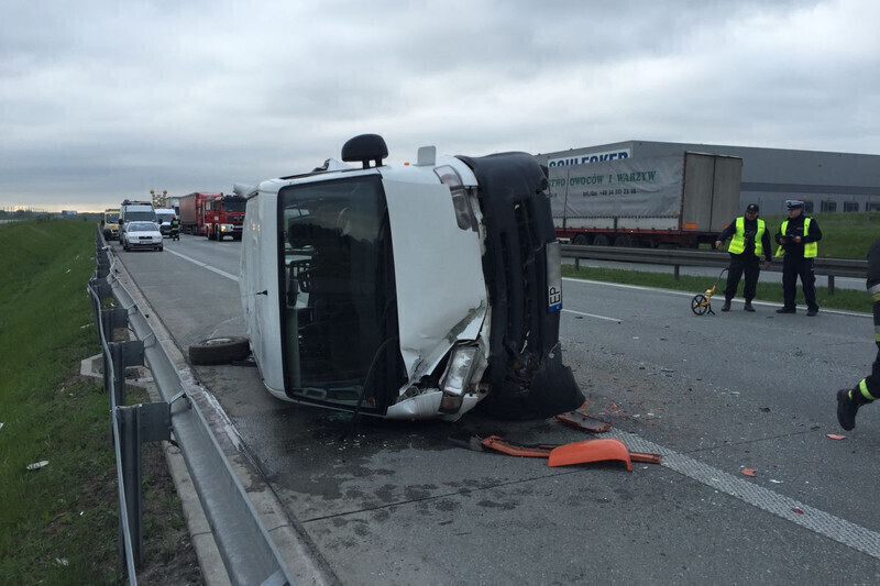 Zdjęcie 6: Zderzenie na S8. Siedem osób przewieziono do szpitala