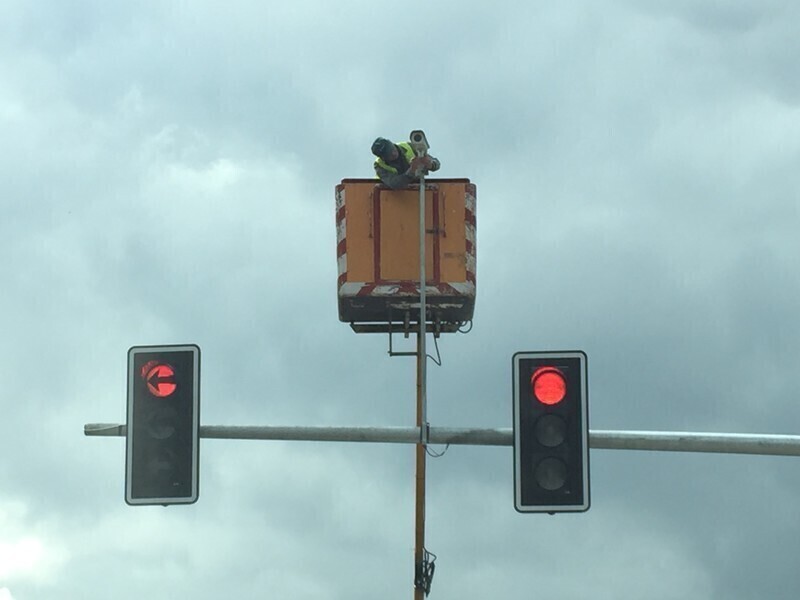 Zdjęcie 3: Montują kamery na skrzyżowaniu