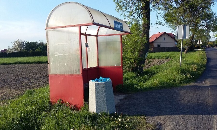 Betonowe kosze stanęły przy kolejnych przystankach